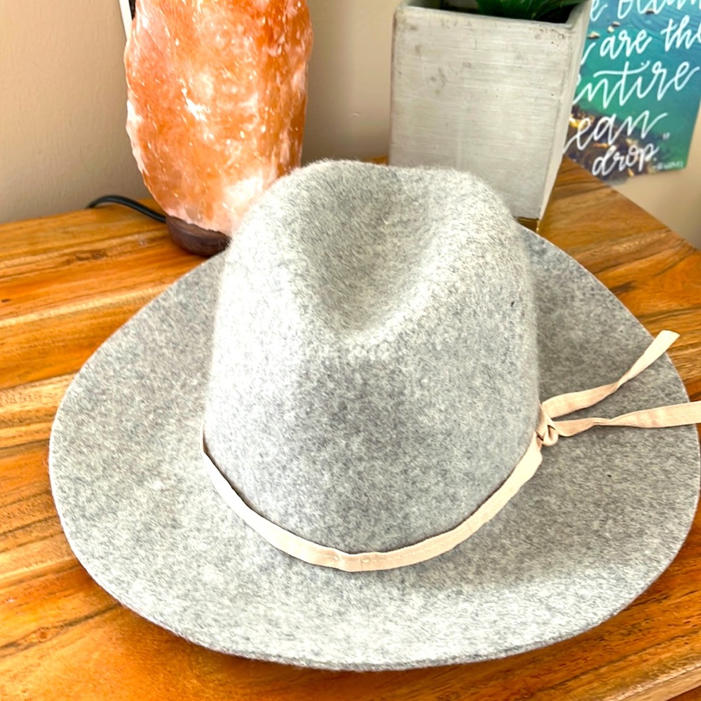 💥$5 FLASH SALE 💥 Cute gray felt hat